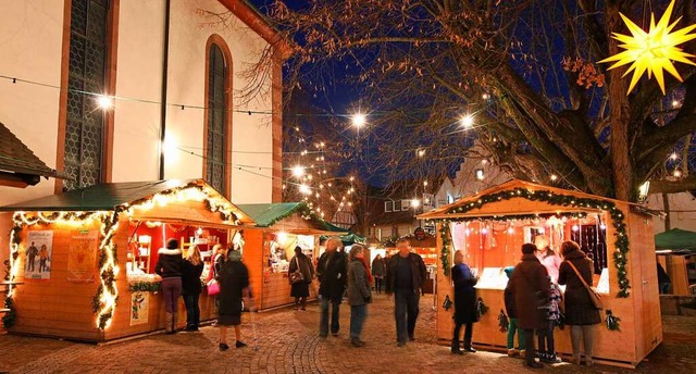 Der Weiler Weihnachtsmarkt findet trad... in Altweil auf dem Lindenplatz statt.  | Foto: Oliver Welti