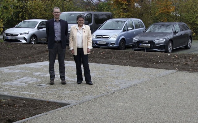 Marianne Tieler und Achim Ettwein auf...ouleplatzes. Noch fehlt die Begrnung.  | Foto: Werner Schnabl