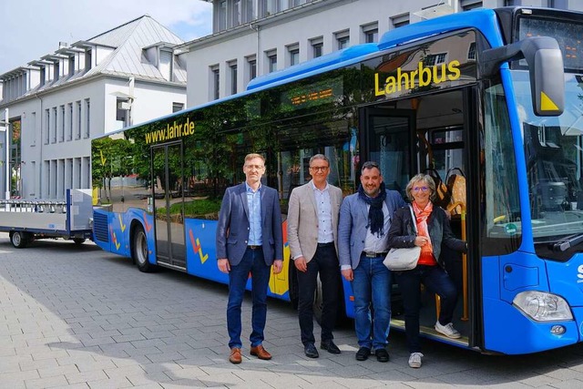 Sie freuen sich, dass der Bus die beid...n, Brgermeisterin von Schaeffersheim.  | Foto: Sophia Kaiser