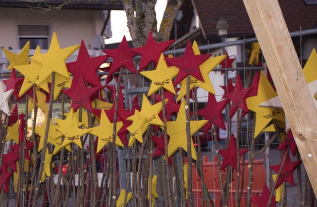 Die bunten Sterne haben Ehrenamtliche im Bauhof produziert.   | Foto: Wilfried Dieckmann