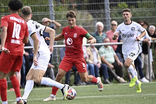 Den Freiburger FC, hier mit Kapitn Da...echts) als ernstzunehmenden Verfolger.  | Foto: Achim Keller