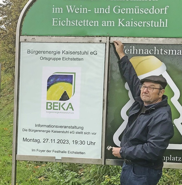 Werner Rinklin von der Eichstetter Ort...gt ein Werbeschild, am Ortseingang an.  | Foto: Helmut Schpflin