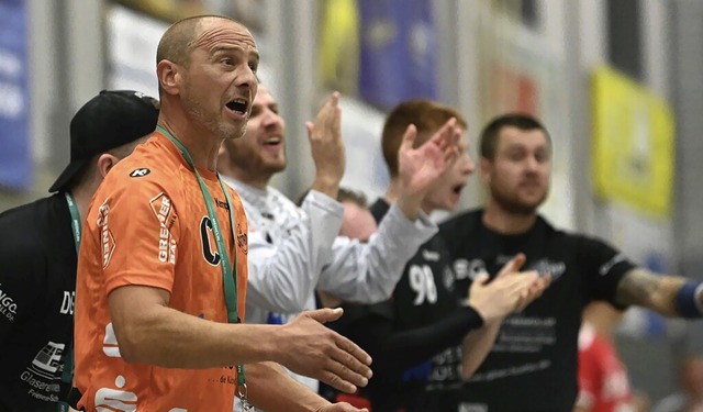 Scutro-Trainer Axel Schmidt (links) empfngt Gesichter aus der Heimat.   | Foto: Wolfgang Knstle