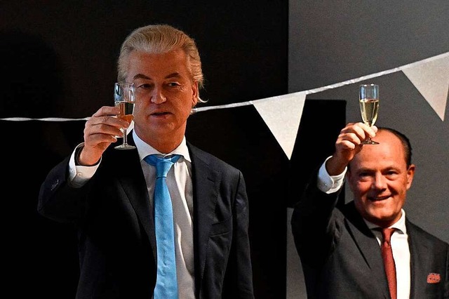 In Feierlaune: Rechtspopulist Geert Wi... (links) stt auf seinen Wahlsieg an.  | Foto: JOHN THYS (AFP)