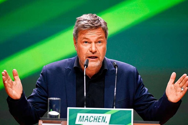 Robert Habeck startete sperrig in seine Rede, wurde dann aber konkreter.  | Foto: THOMAS KIENZLE (AFP)