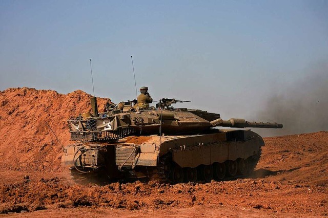 Soldaten der israelischen Armee sind nahe des Gaza-Streifens im Einsatz.  | Foto: Ohad Zwigenberg (dpa)