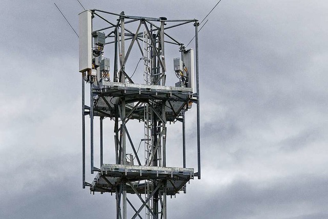 Ein solcher Stahlgitter-Funkmast entsteht oberhalb von Amoltern.  | Foto: Martin Wendel