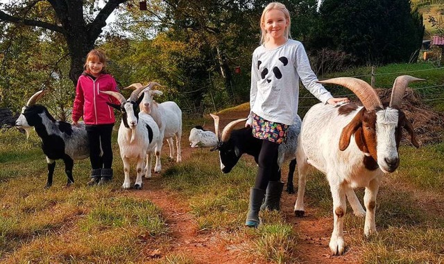 Leonie Vetter und Lina Seibt mit den Ziegen  | Foto: privat