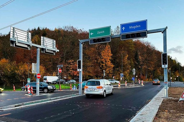 Die Ampelanlagen an der A3-Zufahrt Rhe...bnahme soll ab Ende November erfolgen.  | Foto: Valentin Zumsteg