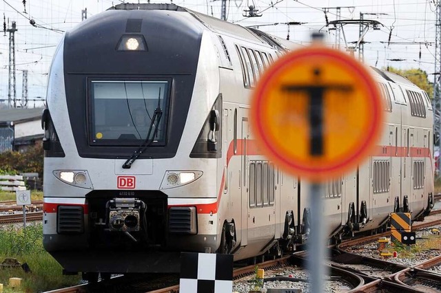 Die Lokfhrergewerkschaft GDL will die Deutsche Bahn erneut bestreiken.  | Foto: Bernd Wstneck (dpa)
