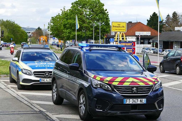 Die deutsche Polizei  und die franzsi...m Grenzbergang Breisach. (Symbolbild)  | Foto: Dirk Sattelberger