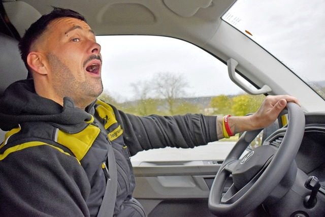 Ob im Postauto, im Chor oder bei Gebur... Spagnuolo singt voller  Begeisterung.  | Foto: Horatio Gollin