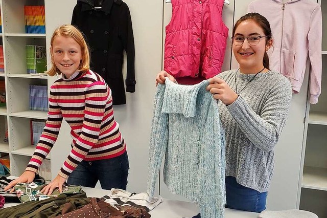 Iris und Rosalie bereiten die Kleidung fr die Tauschbrse vor.  | Foto: Stefan Mertlik