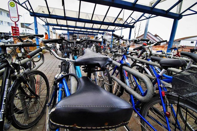 Mit dem Fahrrad zur Arbeit, zumindest ...eise an sicheren Abstellmglichkeiten.  | Foto: Kathrin Blum