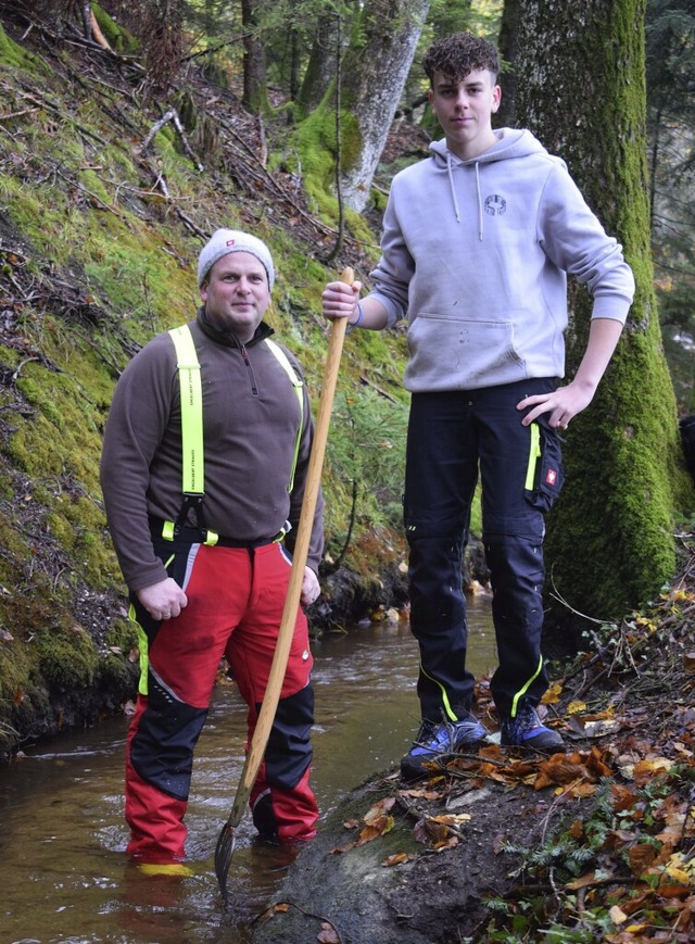 Daniel Schmidt (links) und Sohn Eric h...er Strecke von drei Kilometern sauber.  | Foto: Michael Krug