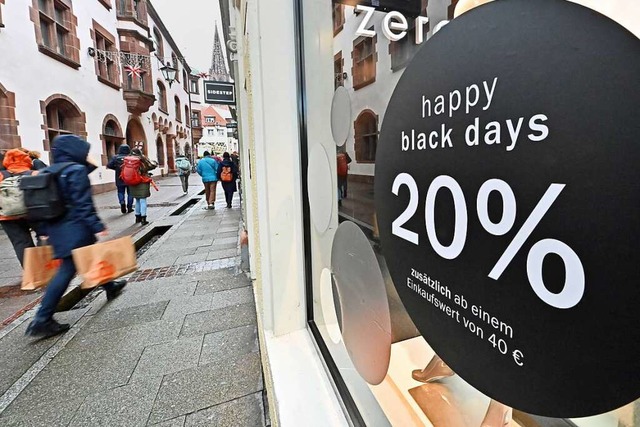 Am Black Friday werben die Geschfte i...MIt &#8222;Happy Black Days&#8220;...   | Foto: Michael Bamberger