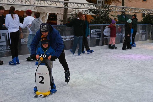 Schlittern auf der Eisbahn macht auch zu zweit Spa.  | Foto: Martin Pfefferle