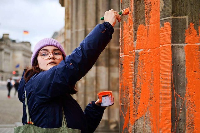 Klimaaktivisten beschmierten am 16. No...s Brandenburger Tor mit oranger Farbe.  | Foto: Annette Riedl (dpa)