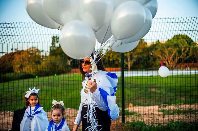 Israelis warten vor einem Krankenhaus ...Hamas-Bewegung freigelassenen Geiseln.  | Foto: Ilia Yefimovich (dpa)