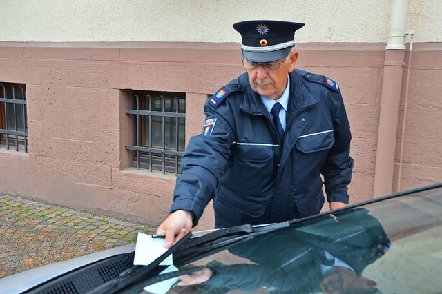 Horst Frey beweist als Vollzugsbeamter...i mndlichen Ermahnungen (Archivfoto).  | Foto: Ulrich Senf