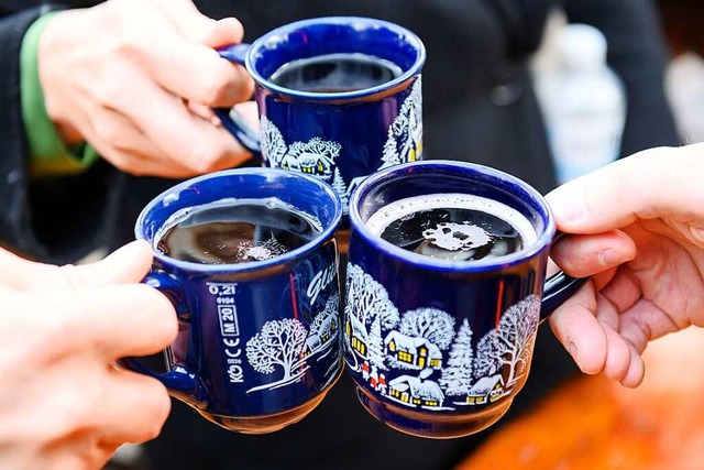 Der Klassiker auf jedem Weihnachtsmarkt: Glhwein  | Foto: Jonas Walzberg (dpa)