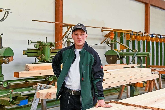 Fabian Lang im Betrieb in Sulz  bei der Arbeit an einem Dachstuhl.  | Foto: Endrik Baublies
