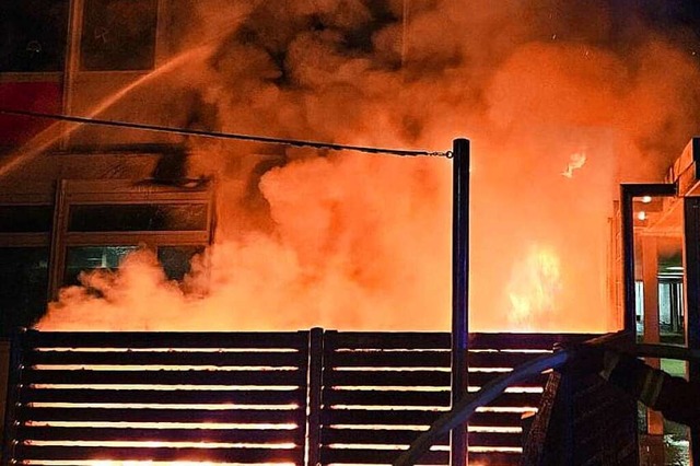 Gegen Mitternacht bricht das Feuer an ...0.28 Uhr wird die Feuerwehr alarmiert.  | Foto: Feuerwehr Teningen