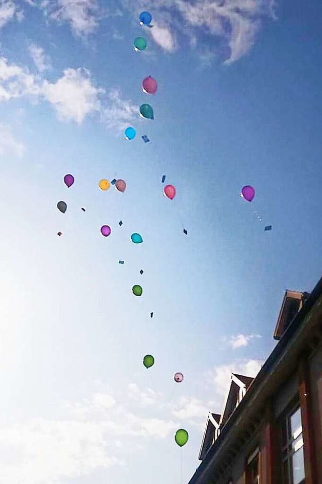 Luftballons der Kinder und Jugendliche...t &#8211; in den Himmel ber Endingen.  | Foto: Privat