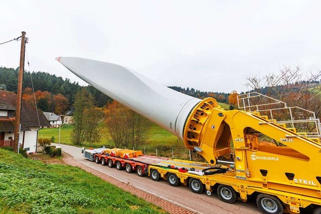 Ein Flgel eines Windrads ist auf eine...von Biberach aus transportiert werden.  | Foto: Philipp von Ditfurth (dpa)