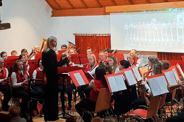 Fr Dirigentin Ines Grieshaber ist es das erste Jahreskonzert in Dittishausen.  | Foto: Sonja Niederer
