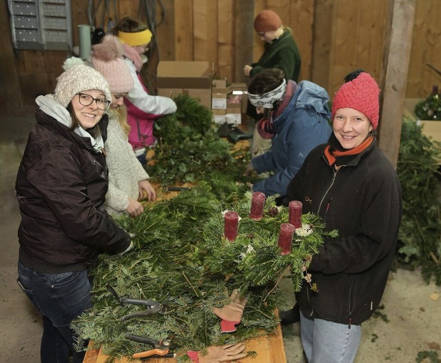 Anika Schuppler (links), Martina Jgle...iten derzeit fr den Weihnachtsmarkt.   | Foto: Wolfgang Scheu