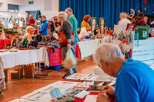 Die Gemeindehalle von St. Fridolin verwandelte sich in einen Marktplatz.  | Foto: Ansgar Taschinski