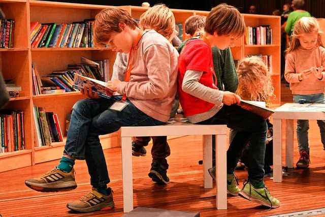 Kinder lesen gerne &#8211; wenn der Ra...ch bei der Kinderbuchmesse in Lrrach.  | Foto: Katharina Kubon