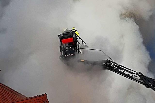 Glimmende Zigarette war Ursache fr brennendes Mehrfamilienhaus in Freiburg