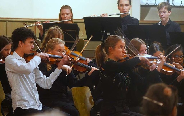 Mchtig ins Zeug legten sich die junge...chule  in der vollen Altweiler Kirche.  | Foto: Roswitha Frey