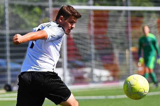 Aufholjagd in der Schlussphase: Almin ...gen den Rheinfelder 2:2-Ausgleich vor.  | Foto: Achim Keller