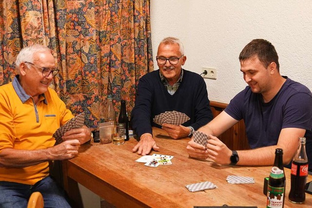 Rainer Berger, Willi Wei und Julian E...cht. Sie spielen das Kartenspiel Cego.  | Foto: Alexandra Gnzschel