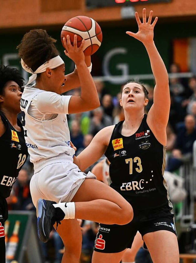 Zakiyah Winfield (mit Ball), hier gege...l mit guten Offensivaktionen Auftrieb.  | Foto: Achim Keller