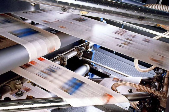 Frisch bedruckte Papierbahnen fr die Badische Zeitung in der Druckmaschine  | Foto: KBA