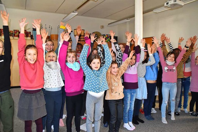 Die Kinderschar der Musical-AG der Heb...ei den Proben von Tuishi Pamoja dabei.  | Foto: Maja Tolsdorf