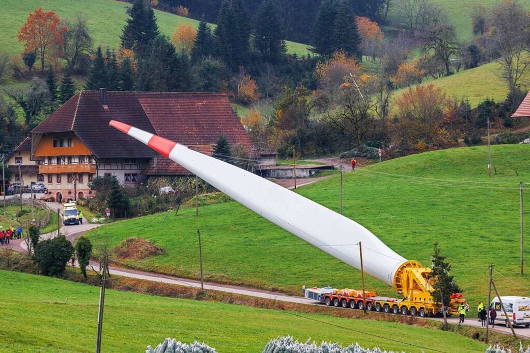 Um die Flügel von Windrädern zu beförd...Meter langes Rotorblatt transportiert.  | Foto: Philipp von Ditfurth (dpa)