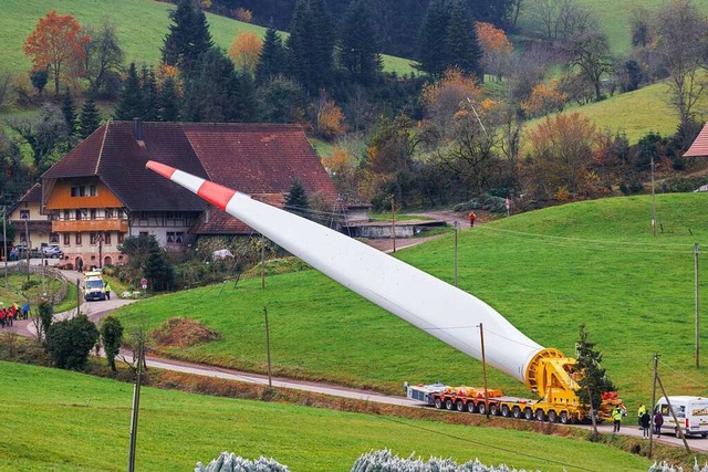 Um die Flgel von Windrdern zu befrd...Meter langes Rotorblatt transportiert.  | Foto: Philipp von Ditfurth (dpa)