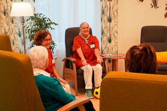 In der Tagespflege-Schallstadt wird zusammen gespielt, gesungen und geplaudert.  | Foto: Annkatrin Schultze