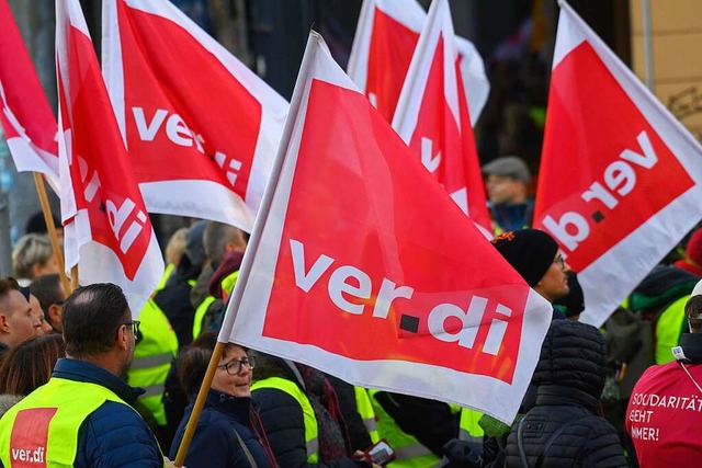 Zum zentralen Streiktag am Donnerstag ...rwartet  Verdi  hunderte Beschftigte.  | Foto: Klaus-Dietmar Gabbert (dpa)