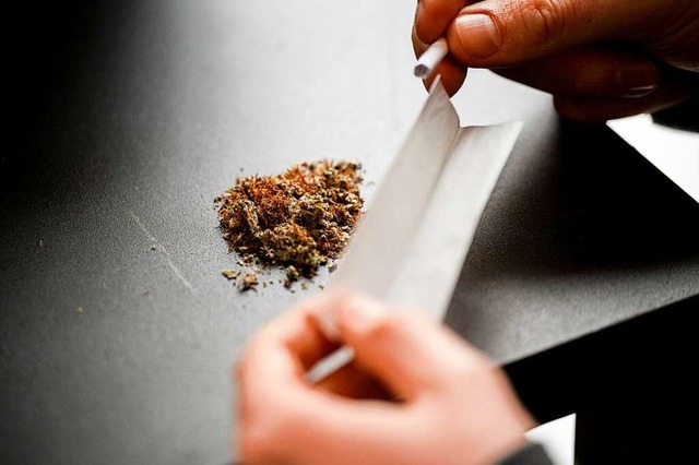 Im Eigenanbau soll die erlaubte Cannab...trocknetes Cannabis verdoppelt werden.  | Foto: Hannes P Albert (dpa)