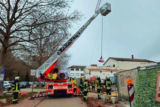 Feuerwehr Staufen rettet Schwerverletzten aus Baustellengrube des Faust-Forums