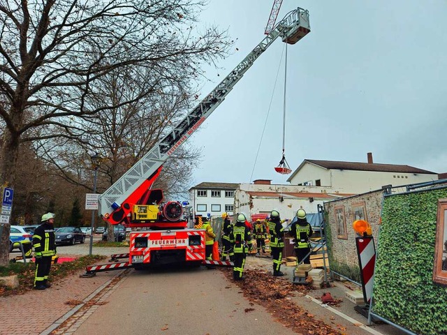 Staufens Absturzsicherungsgruppe rette...s Drehleiterfahrzeug aus der Baugrube.  | Foto: Feuerwehr Staufen