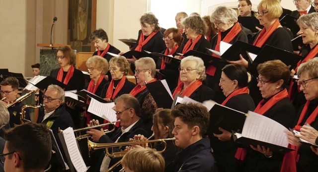 Zum Abschluss des Jubilumskonzertes t...sikverein Obersckingen gemeinsam auf.  | Foto: Michael Gottstein