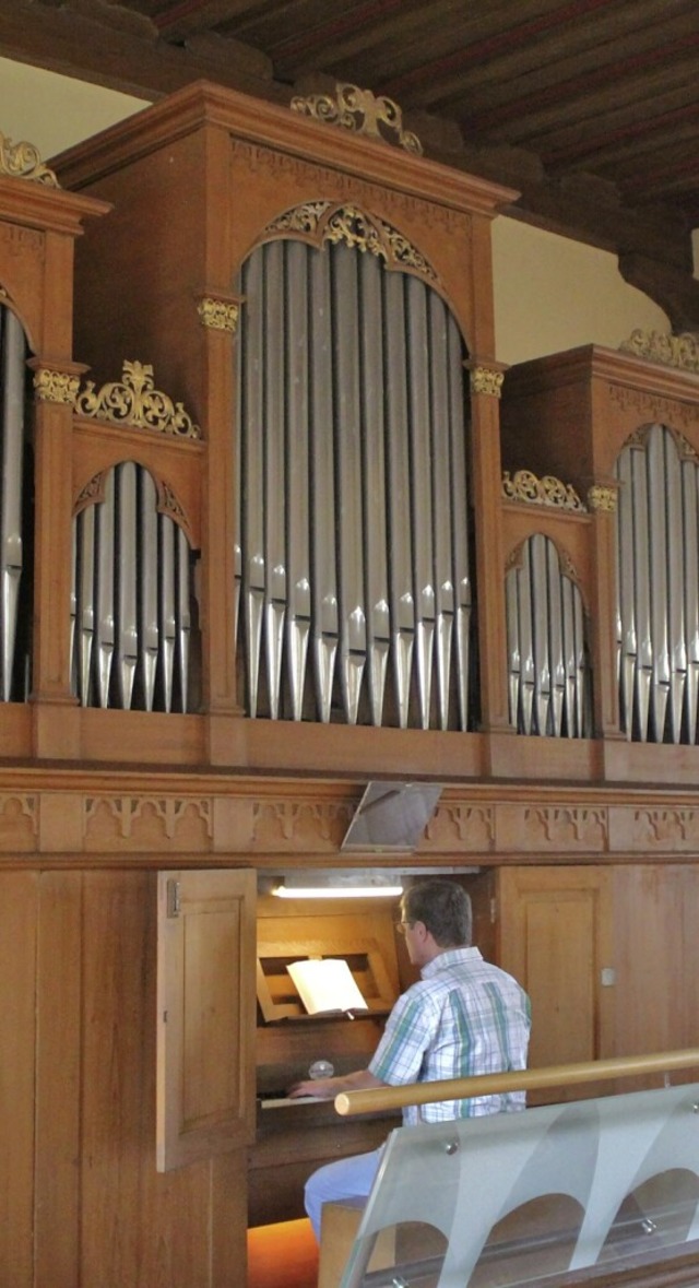 Der Orgelbeauftragte Herbert Deininger an der Merklin-Orgel   | Foto: Rolf Reimann