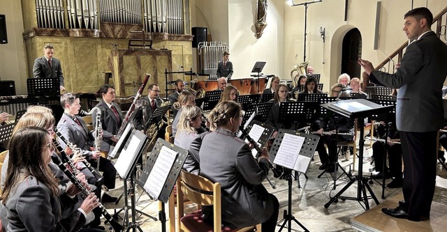 Die Stadt- und Feuerwehrmusik Laufenbu...t in der Luttinger Kirche St. Martin.   | Foto: Charlotte Frse